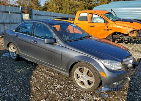 2010 Mercedes-Benz C 300 z USA, uszkodzony, nr VIN WDDGF5EB7AR121230